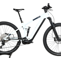 VTT électrique Cube Stereo Hybrid 140 HPC Pro 750 blanc et noir de Loop Sports sur un socle en bois