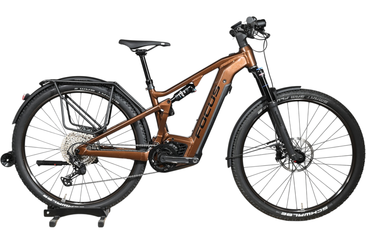 VTT électrique tout-suspendu Focus Thron 6.8 EQP couleur bronze de Loop Sports avec porte-bagages et garde-boue