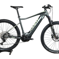 VTT électrique Giant Fathom E+1 2022 gris foncé de Loop Sports sur un support en bois