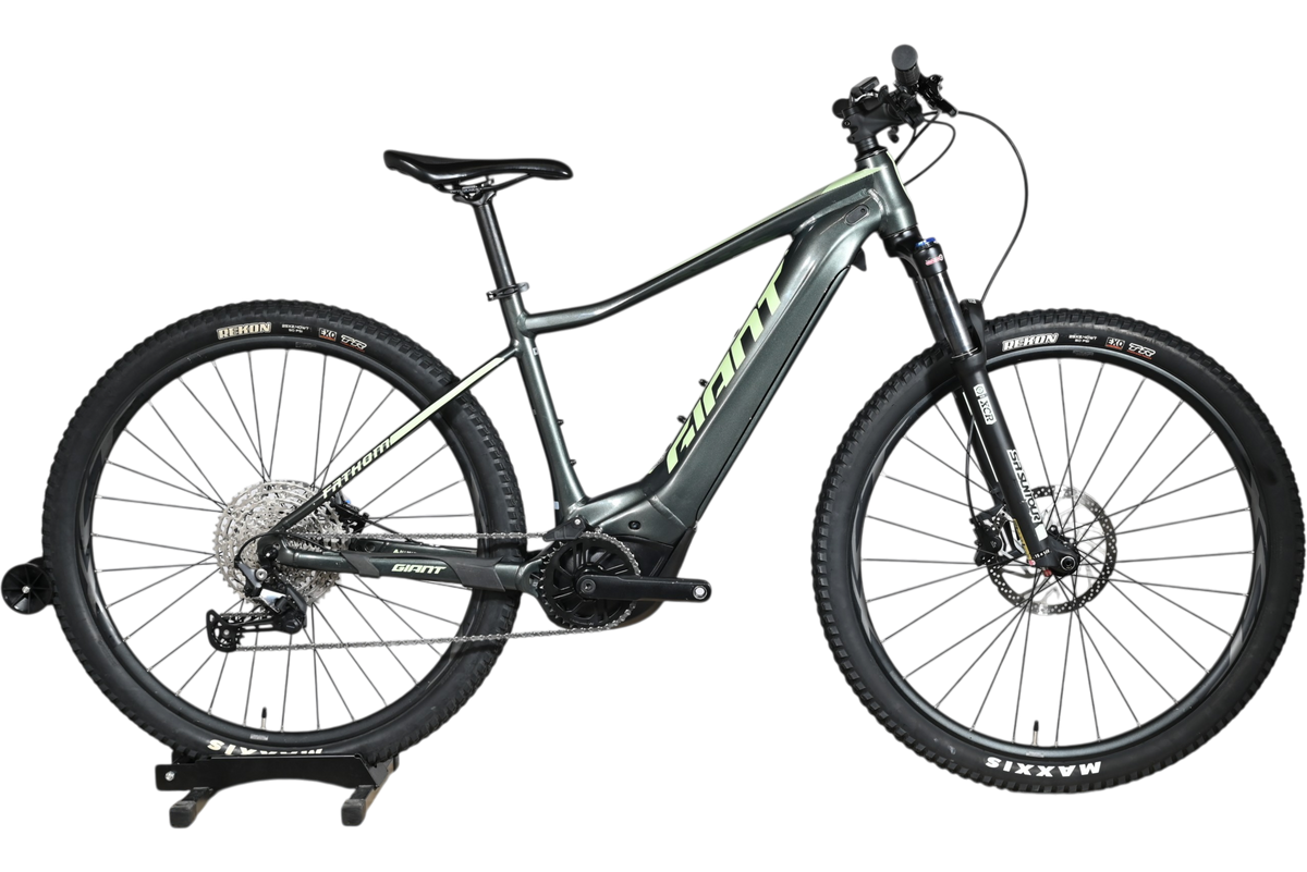 VTT électrique Giant Fathom E+1 gris de Loop Sports avec pneus tout-terrain et cadre en aluminium robuste