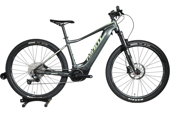 VTT électrique Giant Fathom E+1 gris de Loop Sports avec pneus tout-terrain et cadre en aluminium robuste