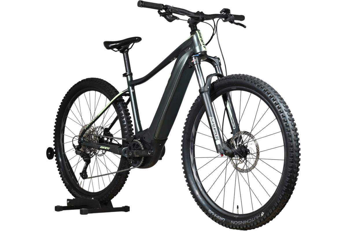 VTT électrique Giant Fathom E+1 2022 gris foncé avec cadre en aluminium et pneus tout-terrain chez Loop Sports