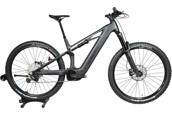 VTT électrique Cube Stereo Hybrid ONE44 HPC Race 800 noir de Loop Sports sur un support en bois