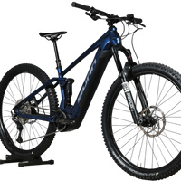 VTT électrique Sunn Charger S1 2025 bleu marine avec suspension tout-suspendu, présenté par Loop Sports