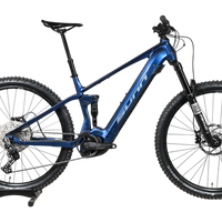 VTT électrique Sunn Charger S1 2025 bleu sur socle en bois chez Loop Sports