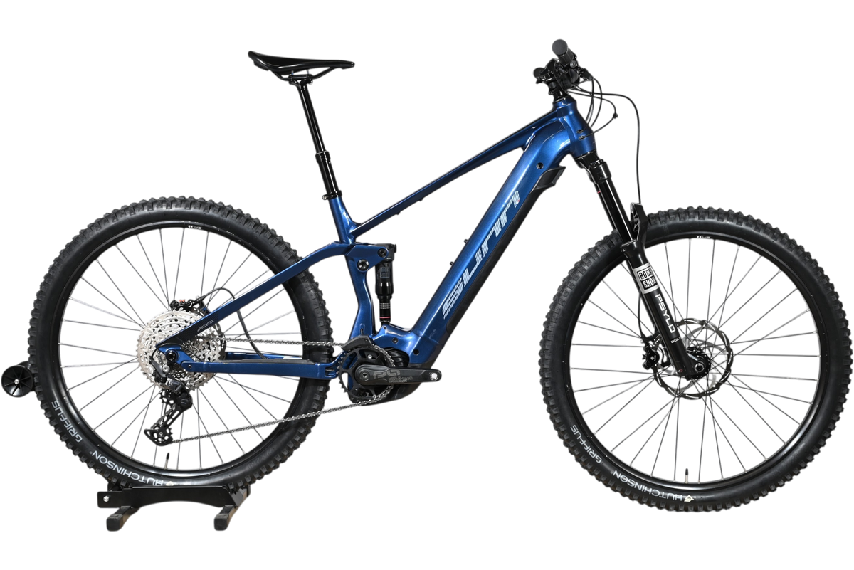 VTT électrique Sunn Charger S1 2025 bleu sur socle en bois chez Loop Sports