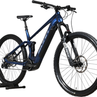 VTT électrique Sunn Charger S1 2025 bleu sur socle en bois chez Loop Sports