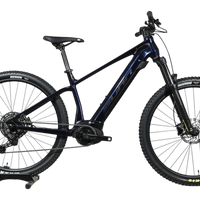 VTT électrique Sunn Rage S1 2025 bleu foncé de Loop Sports sur un socle en bois