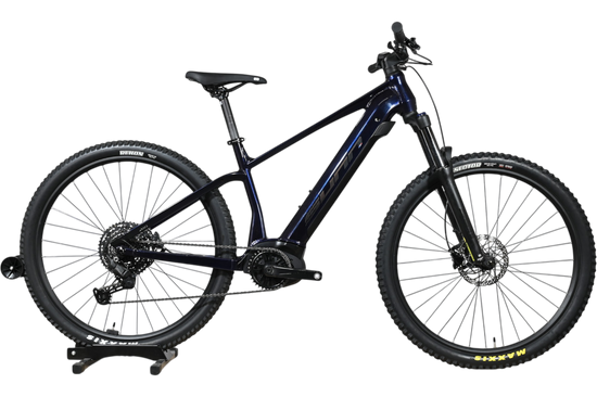 VTT électrique Sunn Rage S1 2025 bleu foncé de Loop Sports sur un socle en bois