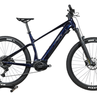 VTT électrique Sunn Rage S1 2025 bleu marine de Loop Sports sur support en bois