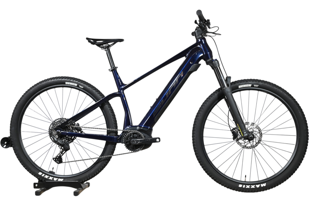 VTT électrique Sunn Rage S1 2025 bleu marine de Loop Sports sur support en bois