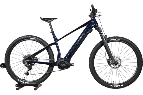 VTT électrique Sunn Rage S1 2025 bleu marine de Loop Sports sur support en bois