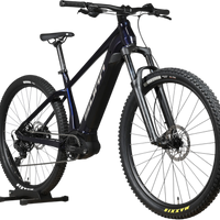 VTT électrique Sunn Rage S1 2025 bleu foncé de Loop Sports sur support en bois
