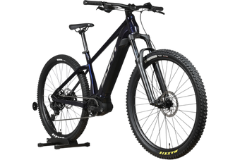 VTT électrique Sunn Rage S1 2025 bleu foncé de Loop Sports sur support en bois