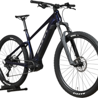 VTT électrique Sunn Rage S1 2025 bleu marine de Loop Sports sur support en bois