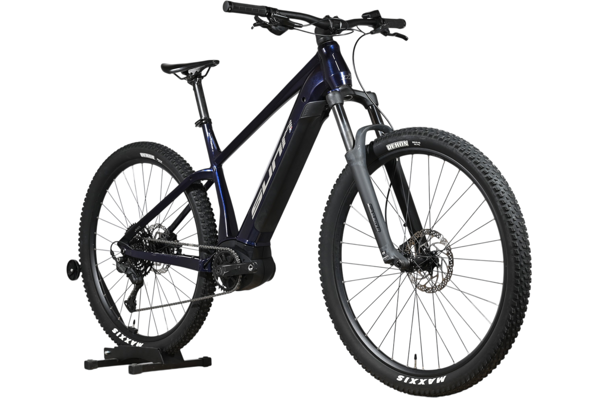 VTT électrique Sunn Rage S1 2025 bleu marine de Loop Sports sur support en bois
