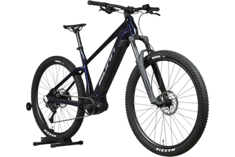 VTT électrique Sunn Rage S1 2025 bleu marine de Loop Sports sur support en bois