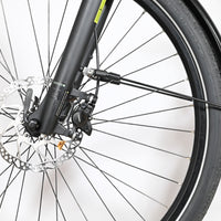 Gros plan sur la roue avant et le frein à disque hydraulique du vélo électrique Winora Sinus Tria N8 chez Loop Sports