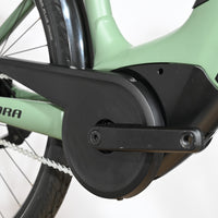 Gros plan sur le moteur central et le pédalier noir du vélo électrique Loop Sports Winora Sinus Tria N8 vert pastel