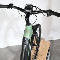 Vue rapprochée du guidon et du cadre vert du vélo électrique Winora Sinus Tria N8 chez Loop Sports