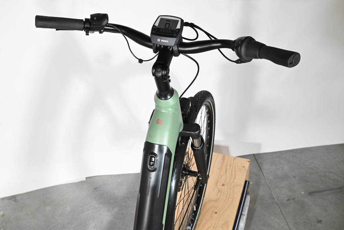 Vue rapprochée du guidon et du cadre vert du vélo électrique Winora Sinus Tria N8 chez Loop Sports