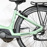 Vue latérale arrière du vélo électrique Loop Sports Winora Sinus Tria N8 vert clair avec moteur Bosch Active Line Plus