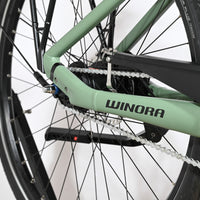 Gros plan sur la roue arrière et le cadre vert sauge d'un vélo électrique Winora Sinus Tria N8 chez Loop Sports