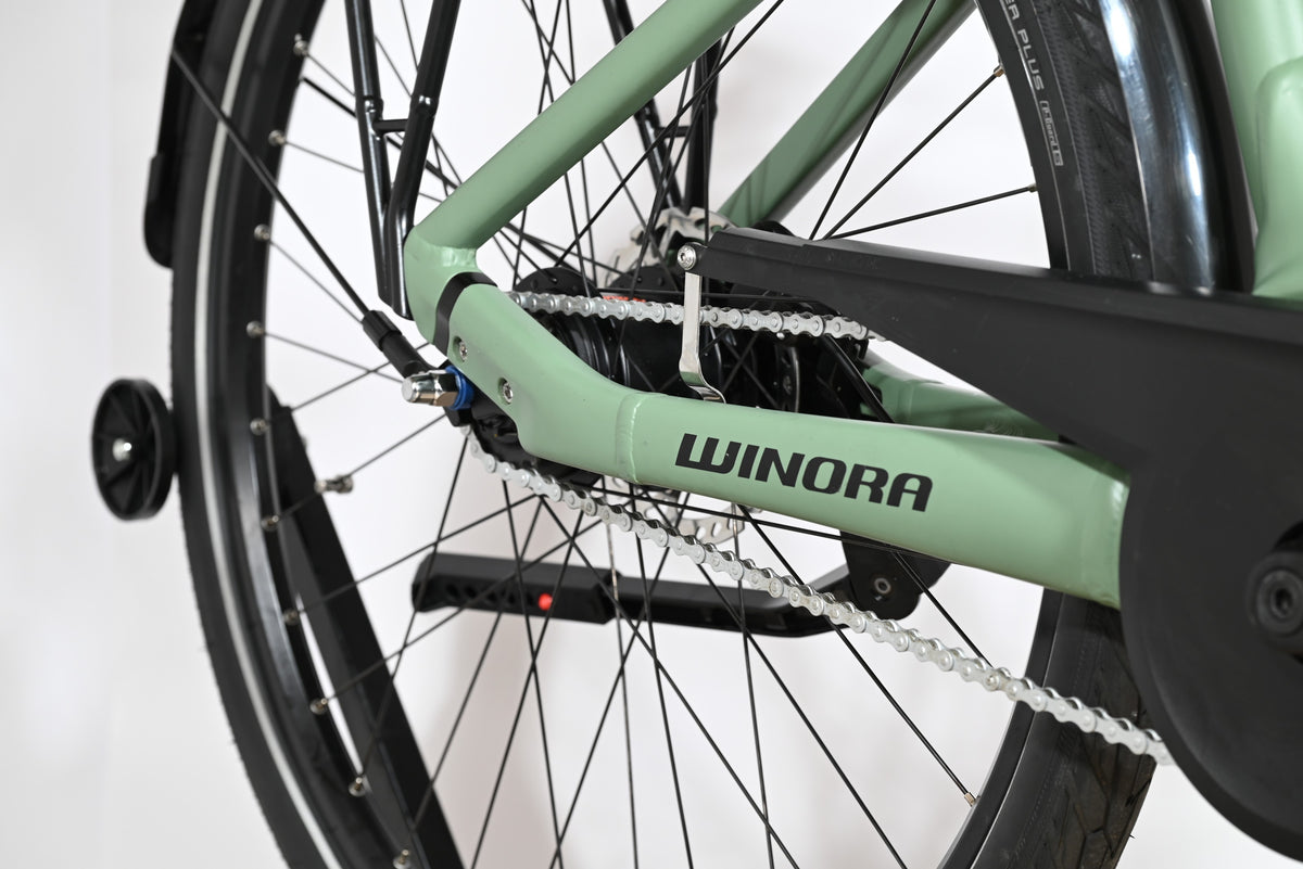 Gros plan sur la roue arrière et le cadre vert sauge d'un vélo électrique Winora Sinus Tria N8 chez Loop Sports