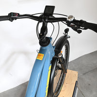 Vue rapprochée du guidon et de l'écran Bosch du vélo cargo électrique bleu Yuba Spicy Curry Family Edition Loop Sports