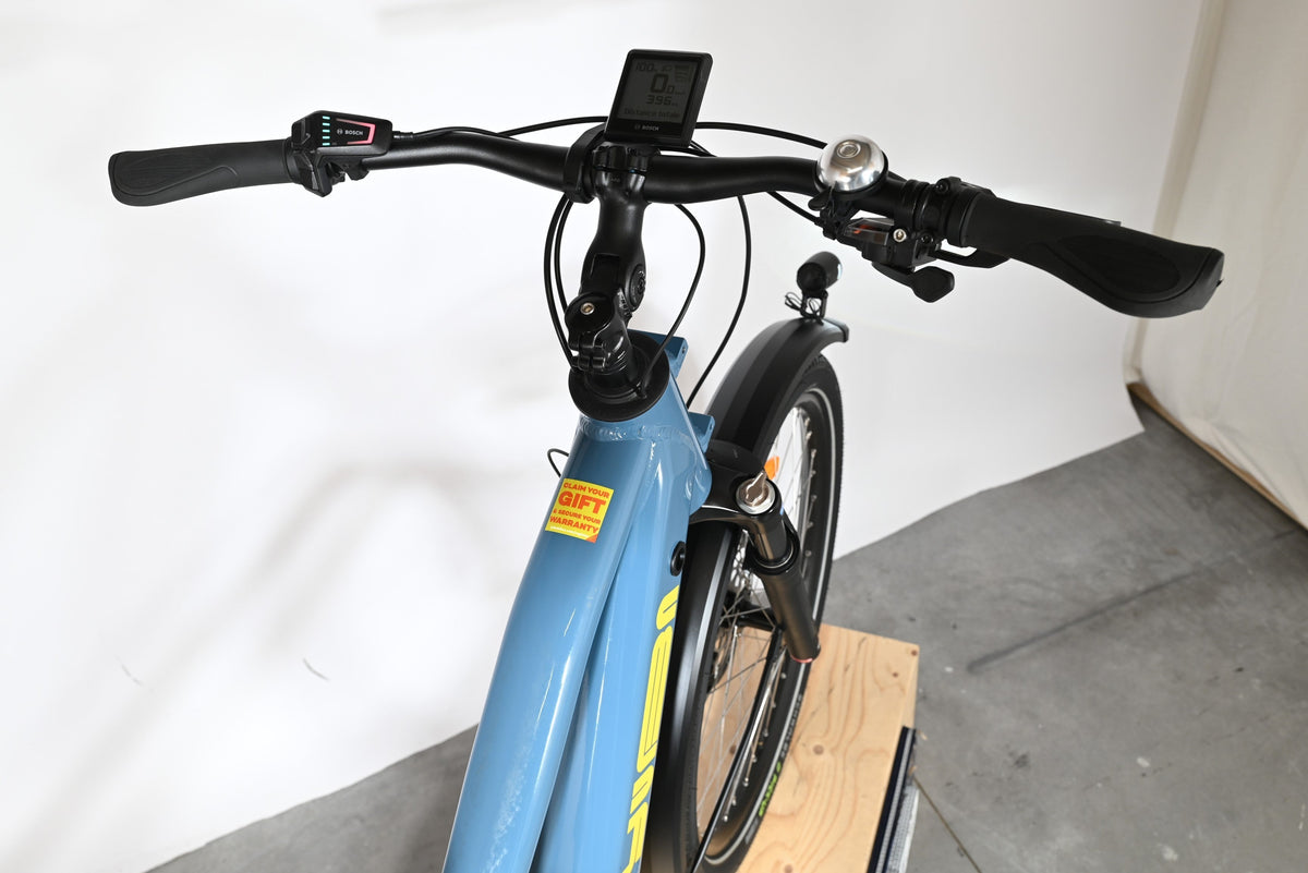Vue rapprochée du guidon et de l'écran Bosch du vélo cargo électrique bleu Yuba Spicy Curry Family Edition Loop Sports
