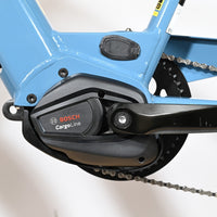 Moteur électrique Bosch Cargo Line monté sur le cadre bleu du vélo cargo Yuba Spicy Curry Family Edition de Loop Sports