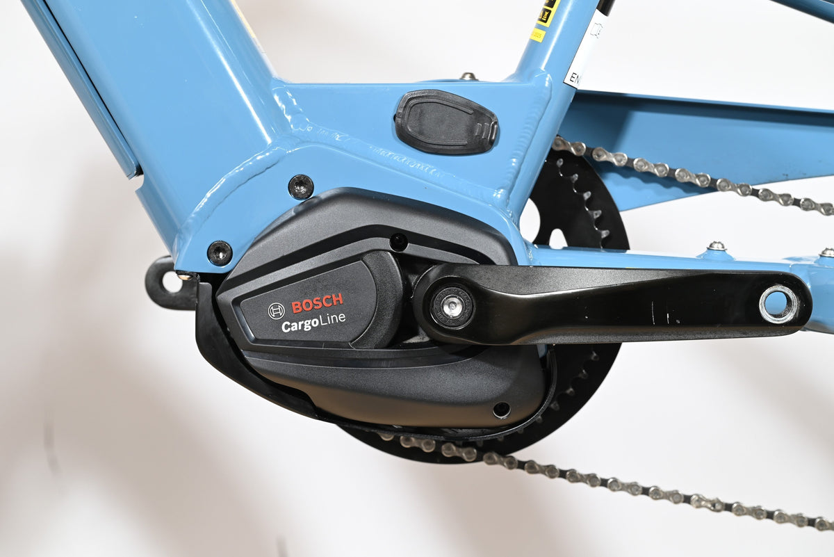 Moteur électrique Bosch Cargo Line monté sur le cadre bleu du vélo cargo Yuba Spicy Curry Family Edition de Loop Sports