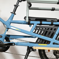 Vélo cargo électrique bleu Loop Sports Yuba Spicy Curry Family Edition avec siège arrière et repose-pieds en bois