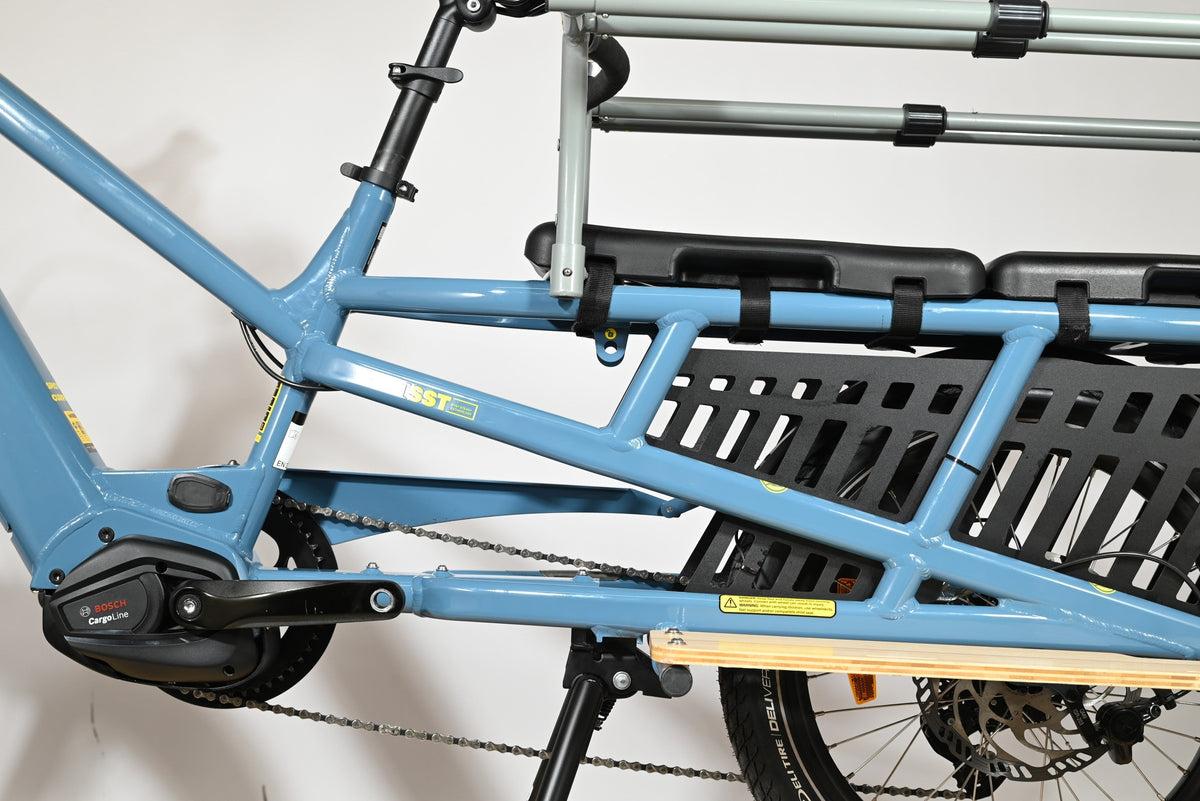 Vélo cargo électrique bleu Loop Sports Yuba Spicy Curry Family Edition avec siège arrière et repose-pieds en bois