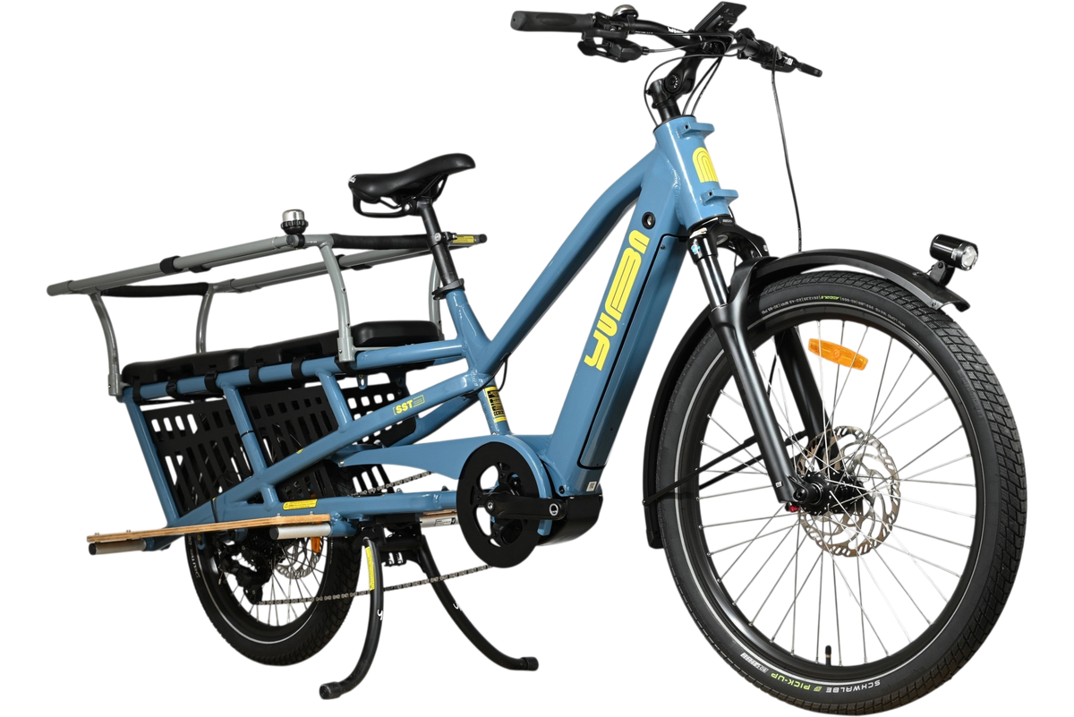 Vélo cargo électrique bleu Loop Sports Yuba Spicy Curry Family Edition avec porte-bagages arrière et détails jaunes