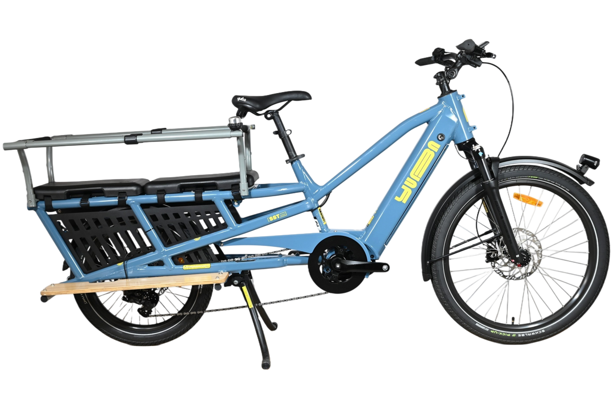 Vélo cargo électrique bleu Yuba Spicy Curry Family Edition 2025 chez Loop Sports avec porte-bagages arrière