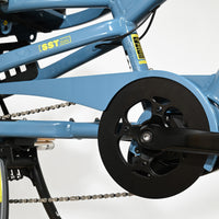 Gros plan sur le cadre bleu et le pédalier du vélo cargo électrique Loop Sports Yuba Spicy Curry Family Edition
